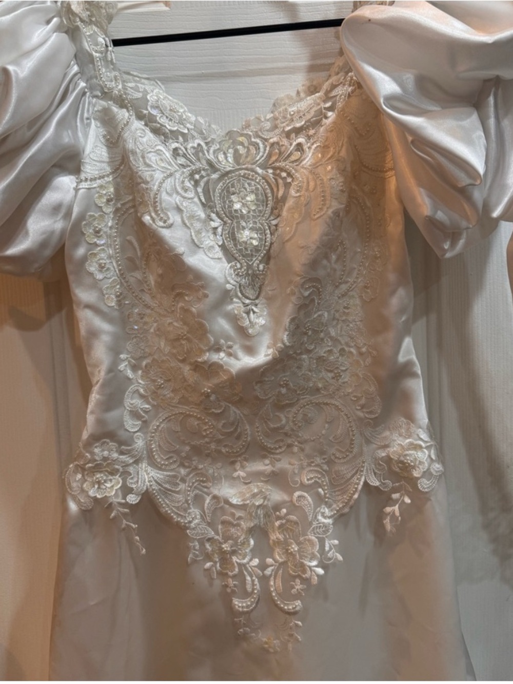Elegant White Lace Satin Bridal Gown with Puff Sleeves - Picture 4 of 14